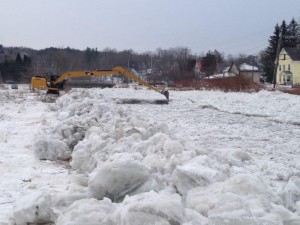 Cat 320ELRR Long Reach Breaks Up Ice Jam in Hardwick